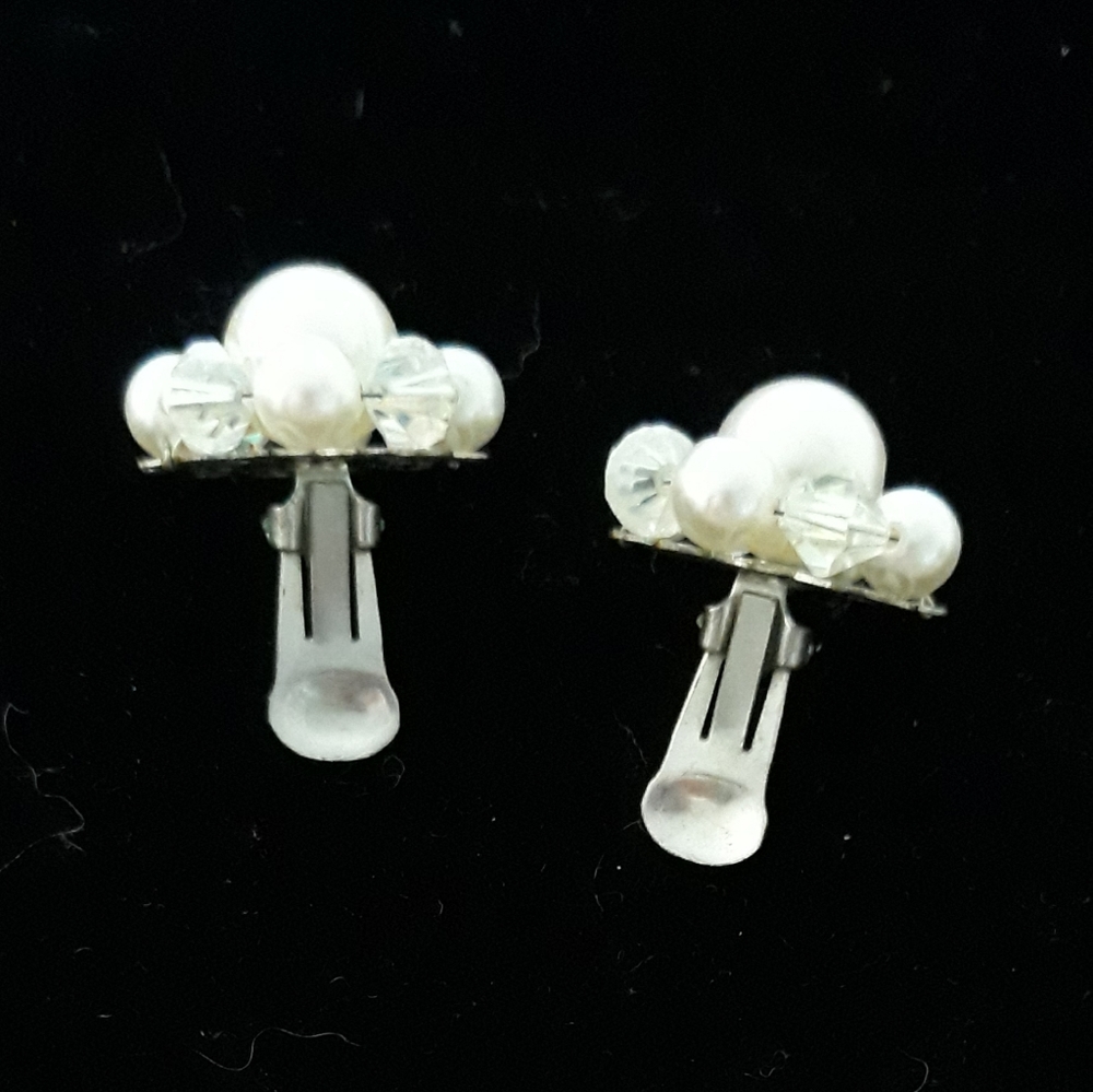 Art Deco Style Faux Pearl Cluster Clip On Earrings / Vintage Costume Jewelry - Picture 2 of 7